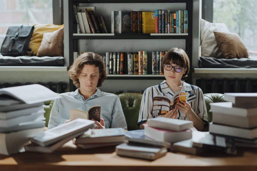 Chico y chica introvertidos leyendo tranquilamente, actividades de personalidad introvertida