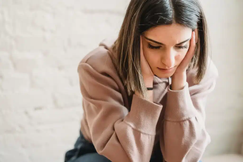 como saber si estás estresado chica preocupada y estresada, causas del estrés, ansiedad
