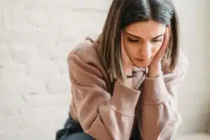 chica preocupada y estresada, causas del estrés, ansiedad
