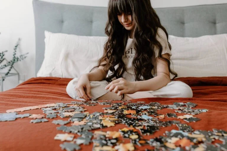 Niña jugando con puzzle, como piezas de sus rasgos de personalidad.