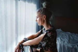 Chica con vacío emocional