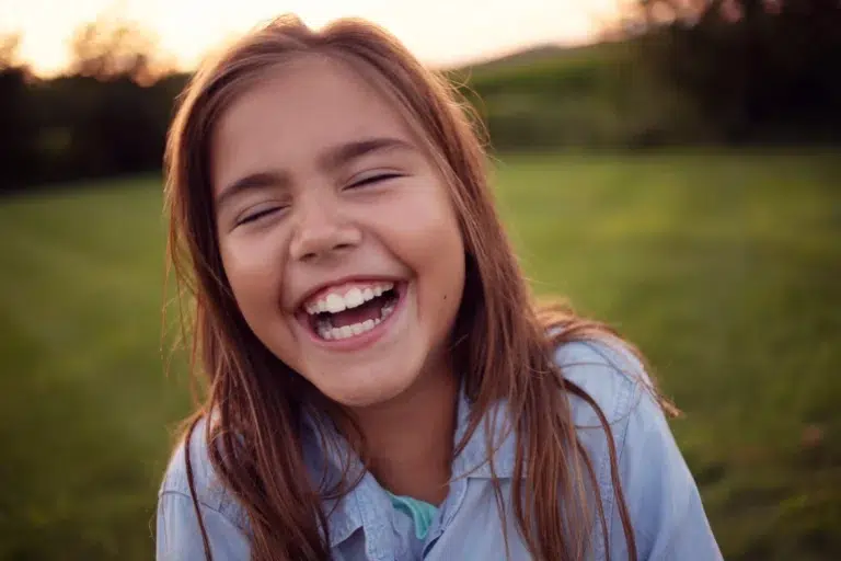 Niña sonriendo y feliz, valores humanos