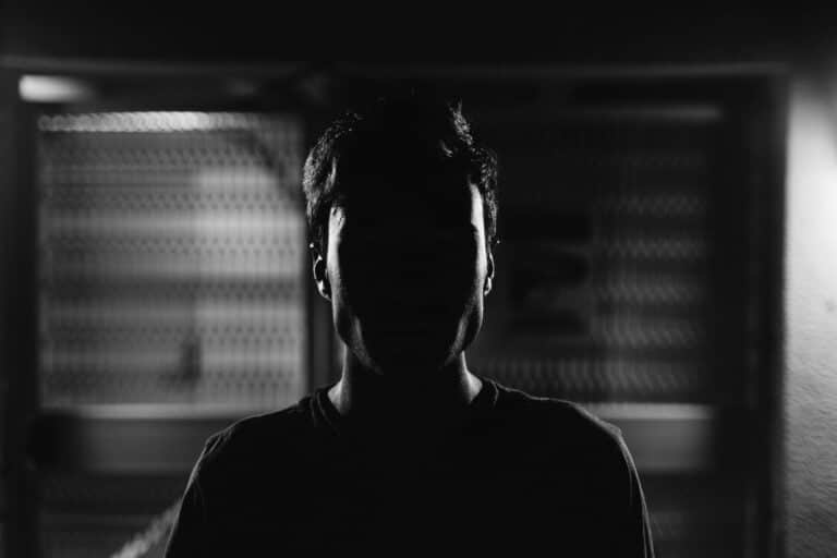 Figura de hombre narcisista, psicopata, como castigan los narcisistas