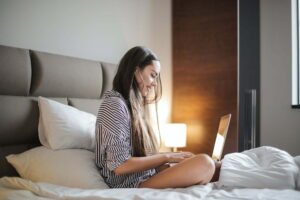 Chica busca psicólogo que hable español para terapia psicológica online