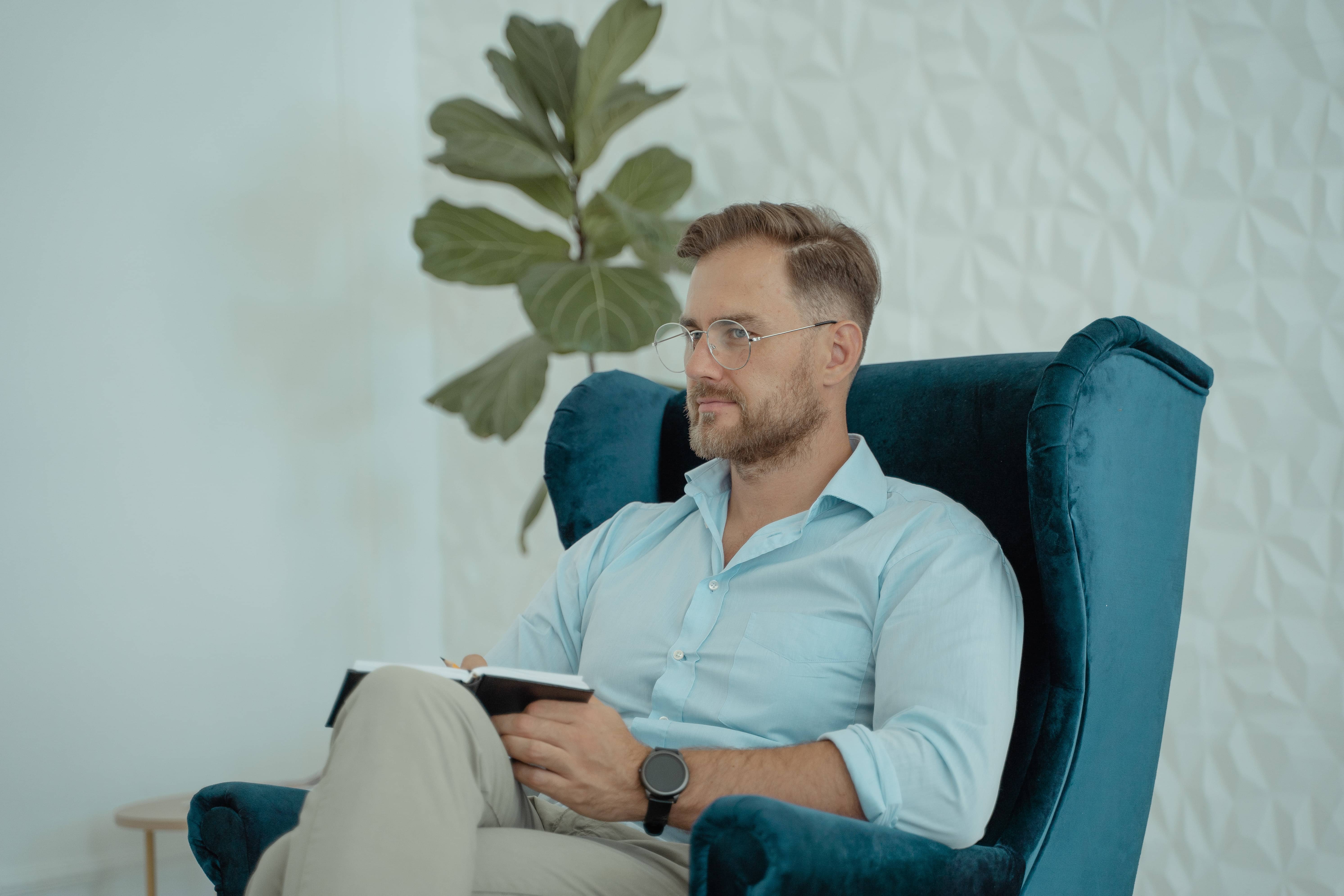 Conoce la Diferencia entre psicólogo y psicoterapeuta. Terapeuta hombre