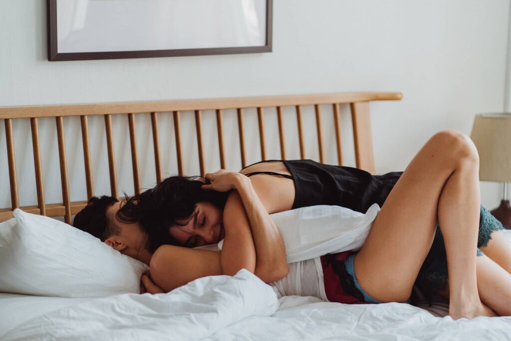 dos mujeres abrazándose, cómo disculparse con alguien en psicología, pedir disculpas, perdonar, reflexiones para valorar tu pareja
