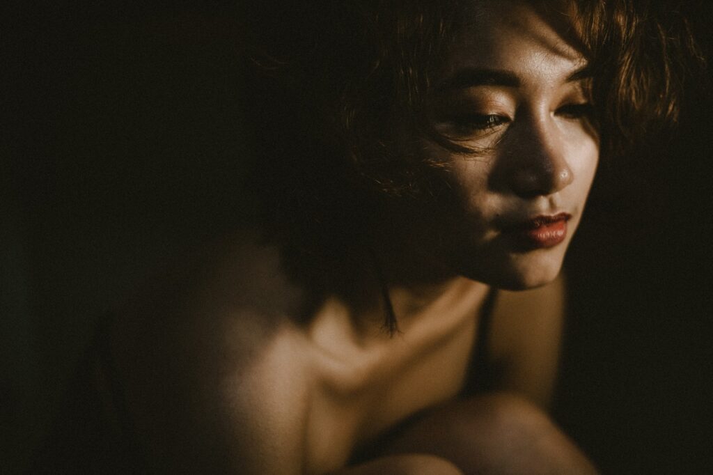 Imagen de mujer joven asiática triste: me siento triste y solo quiero llorar