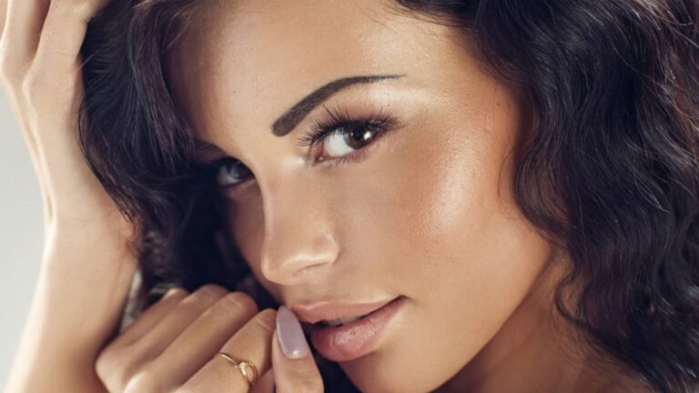 Mirada seductora de una joven morena, mujeres narcisistas