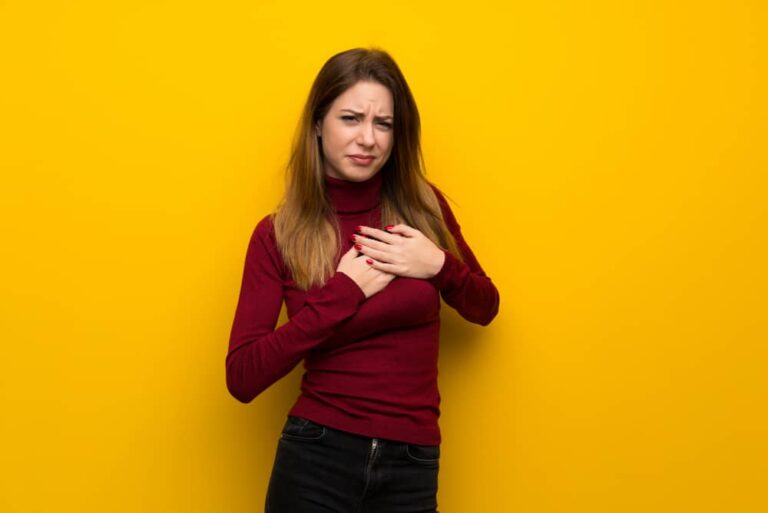 chica joven guapa angustiada con asiedad, cómo quitar el dolor en el pecho por ansiedad