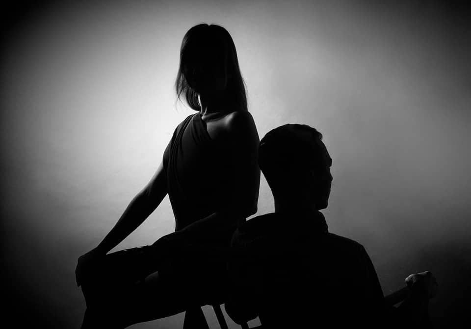 Imagen en B&N de pareja heterosexual narcisista, que ejerce abuso narcisista