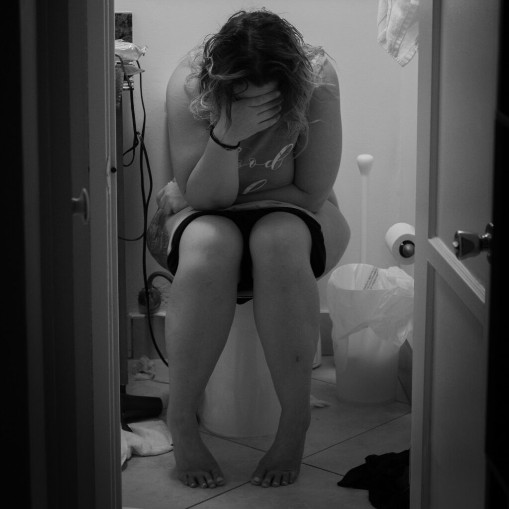 mujer llorando desesperada sola, en baño, vícitma de abuso narcisista psicológico