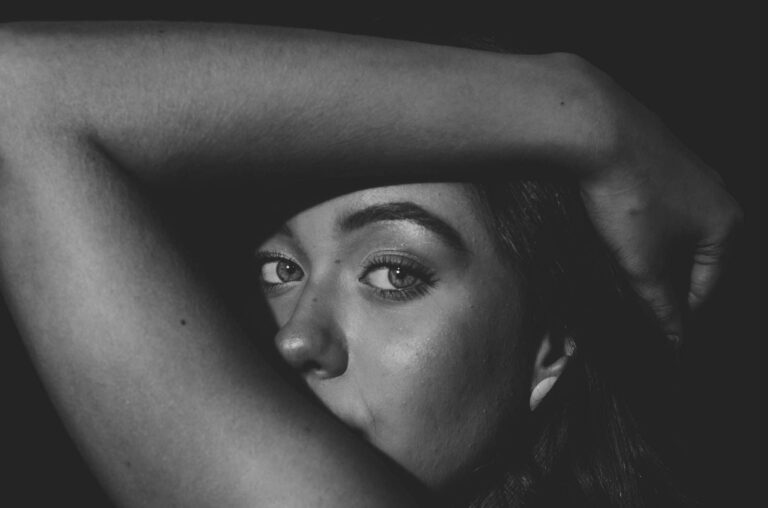 mujer cubriendose la cara, retrato en BN, narcisista vulnerable