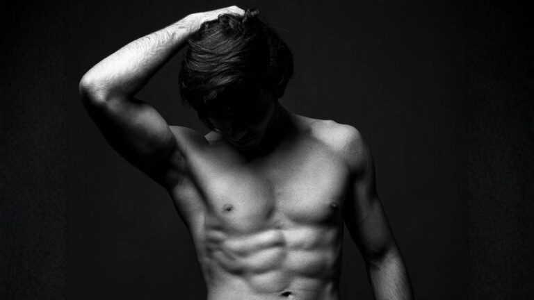 Hombre de torso desnudo en blanco y negro, imagen que refleja cómo el narcisista utiliza la sexualidad como instrumento de validación y control